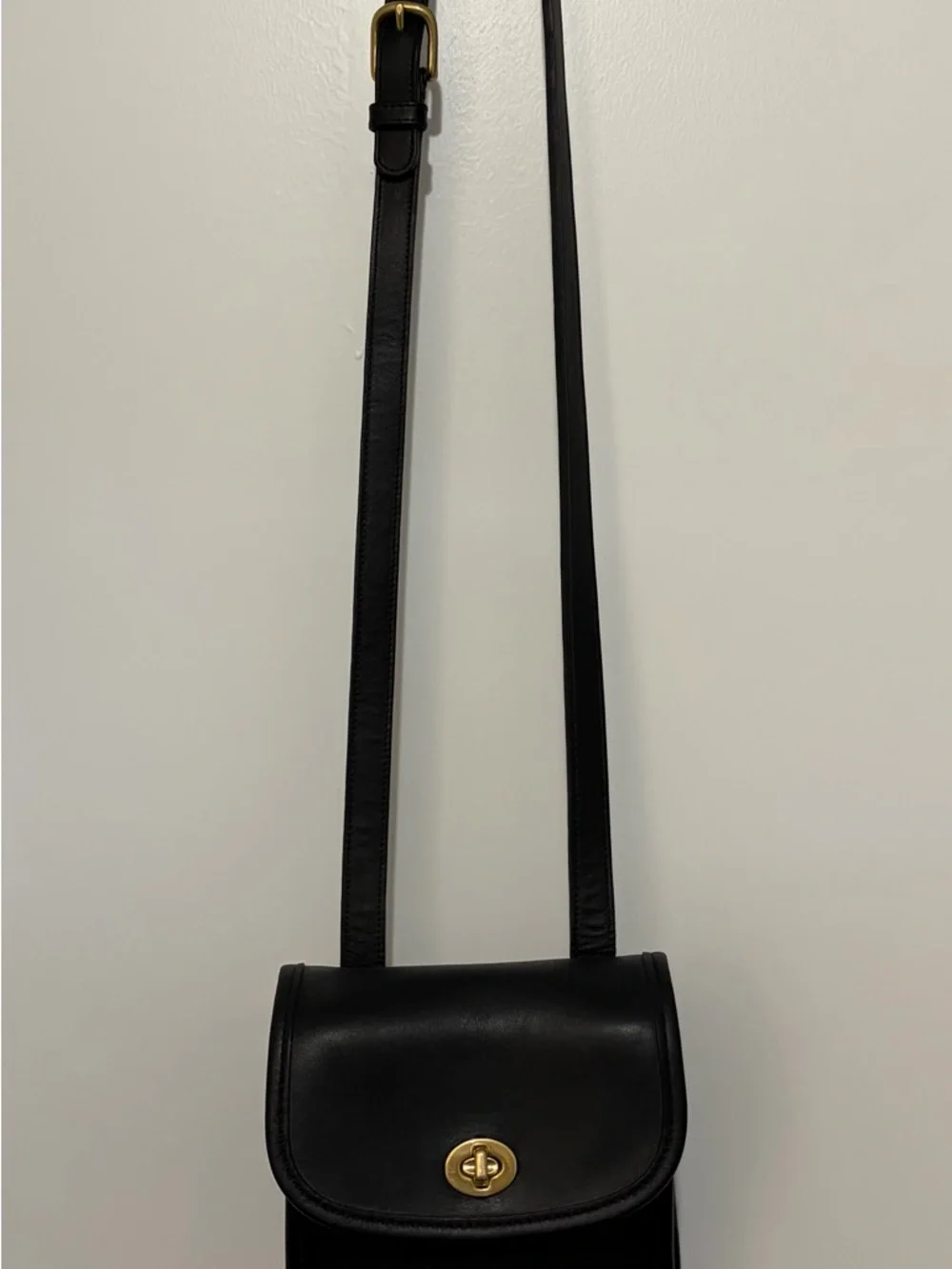 Pristine Vintage Coach Small Sidepack (#9978) Black Leather with Brass Turnlock - Picture 10 of 13